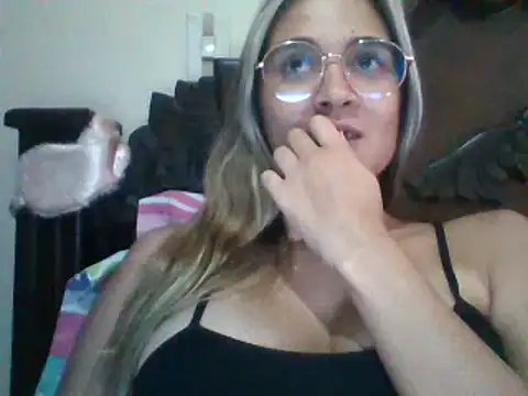 Snapshot of trianabell chatting on 12/21/24, 07:16 trianabell online show from 12/21/24, 07:16
