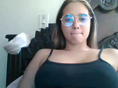 Snapshot of trianabell chatting on 01/13/25, 07:31 trianabell online show from 01/13/25, 07:31