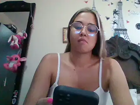 Snapshot of trianabell chatting on 01/14/25, 09:20 trianabell online show from 01/14/25, 09:20