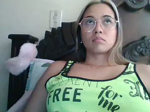 Snapshot of trianabell chatting on 01/15/25, 07:44 trianabell online show from 01/15/25, 07:44