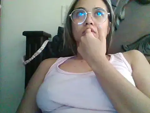 Snapshot of trianabell chatting on 01/17/25, 06:23 trianabell online show from 01/17/25, 06:23