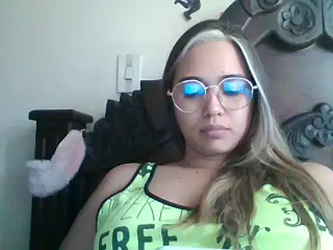 Snapshot of trianabell chatting on 01/23/25, 07:51 trianabell online show from 01/23/25, 07:51