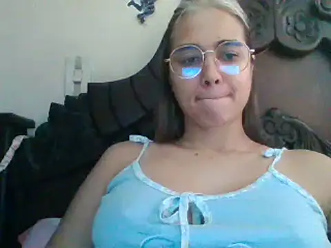 Snapshot of trianabell chatting on 01/26/25, 04:51 trianabell online show from 01/26/25, 04:51