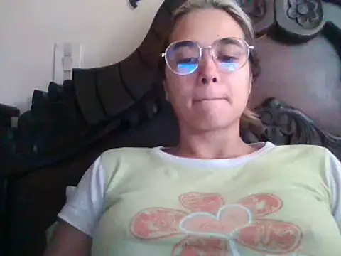Snapshot of trianabell chatting on 02/17/25, 03:42 trianabell online show from 02/17/25, 03:42