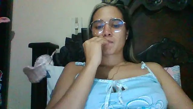 Snapshot of trianabell chatting on 02/19/25, 02:23 trianabell online show from 02/19/25, 02:23