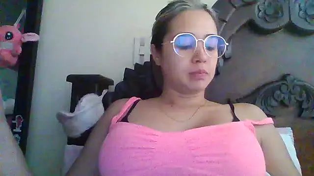 Snapshot of trianabell chatting on 02/20/25, 06:57 trianabell online show from 02/20/25, 06:57