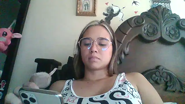 Snapshot of trianabell chatting on 02/21/25, 06:48 trianabell online show from 02/21/25, 06:48