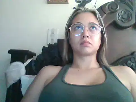 Snapshot of trianabell chatting on 02/25/25, 04:21 trianabell online show from 02/25/25, 04:21