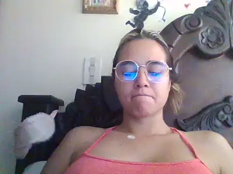 Snapshot of trianabell chatting on 03/17/25, 04:33 trianabell online show from 03/17/25, 04:33