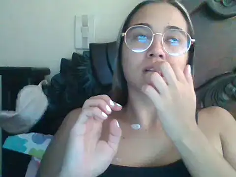 Snapshot of trianabell chatting on 03/18/25, 04:59 trianabell online show from 03/18/25, 04:59