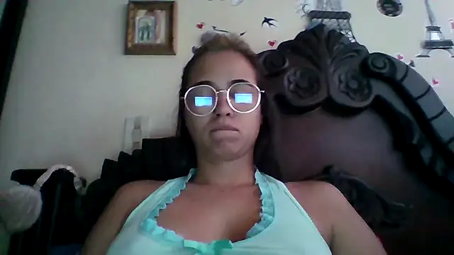 Snapshot of trianabell chatting on 09/15/25, 03:23 trianabell online show from 09/15/25, 03:23