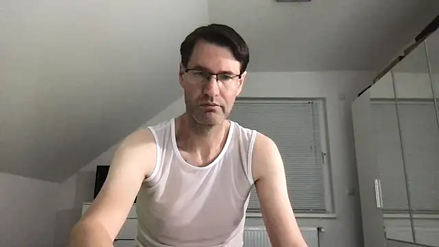 Snapshot of zxzx_cam1 chatting on 10/19/25, 03:12 zxzx cam1 online show from 10/19/25, 03:12