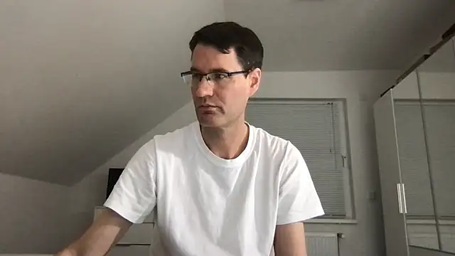 Snapshot of zxzx_cam1 chatting on 11/21/25, 04:38 zxzx cam1 online show from 11/21/25, 04:38