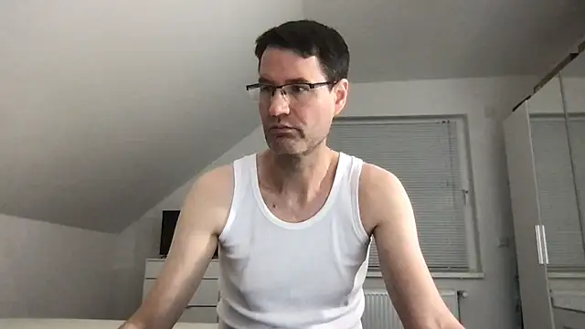 Snapshot of zxzx_cam1 chatting on 11/23/25, 04:40 zxzx cam1 online show from 11/23/25, 04:40