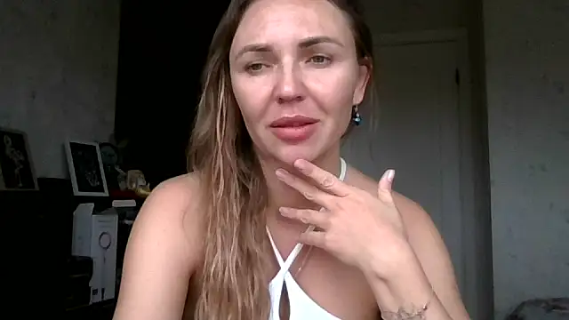 Snapshot of AngelinaLove28 chatting on 10/25/25, 07:38 AngelinaLove28 online show from 10/25/25, 07:38