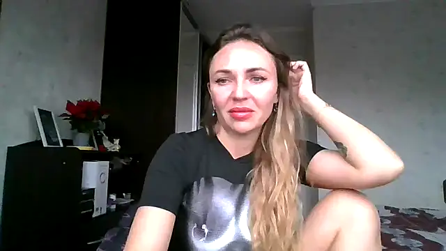 Snapshot of AngelinaLove28 chatting on 11/27/25, 07:43 AngelinaLove28 online show from 11/27/25, 07:43