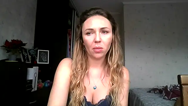 Snapshot of AngelinaLove28 chatting on 12/15/25, 08:29 AngelinaLove28 online show from 12/15/25, 08:29