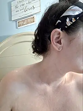 Snapshot of MilfyMrsRobinson chatting on 02/18/25, 11:19 MilfyMrsRobinson online show from 02/18/25, 11:19
