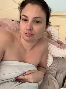 Snapshot of MilfyMrsRobinson chatting on 02/25/25, 04:00 MilfyMrsRobinson online show from 02/25/25, 04:00