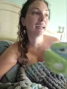Snapshot of MilfyMrsRobinson chatting on 03/22/25, 12:46 MilfyMrsRobinson online show from 03/22/25, 12:46