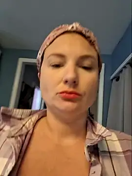 Snapshot of MilfyMrsRobinson chatting on 10/15/25, 03:12 MilfyMrsRobinson online show from 10/15/25, 03:12