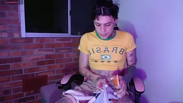 charlotbelucci  online show from 11/12/25, 09:21