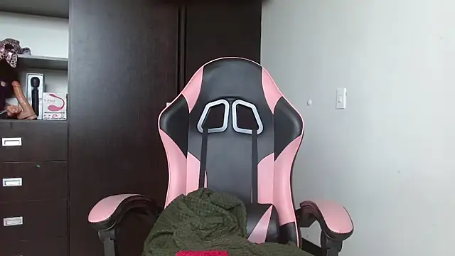 charlotbelucci  online show from 11/22/25, 12:26