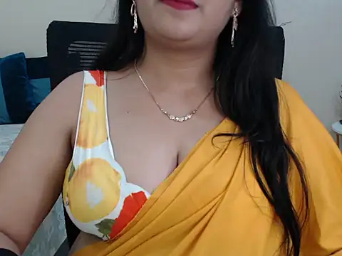 Snapshot of Inviting_Aanya chatting on 01/07/25, 04:05 Inviting Aanya online show from 01/07/25, 04:05