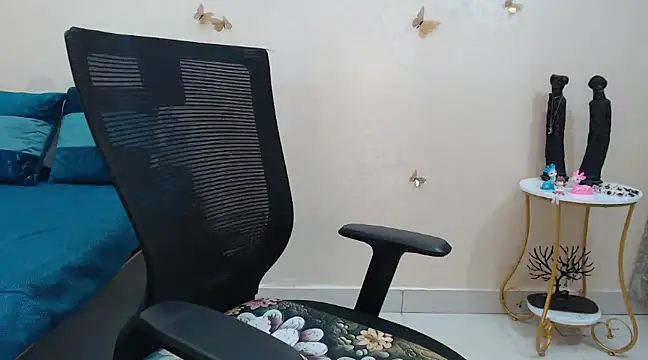 Snapshot of Inviting_Aanya chatting on 03/01/25, 12:45 Inviting Aanya online show from 03/01/25, 12:45