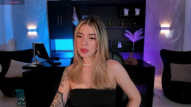 ViolettHansson online show from 11/25/25, 07:14