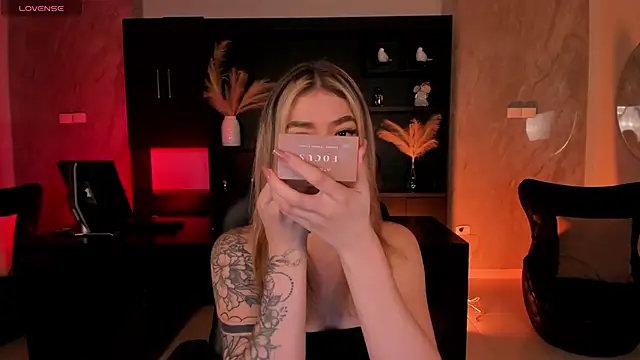 ViolettHansson online show from 11/27/25, 06:54