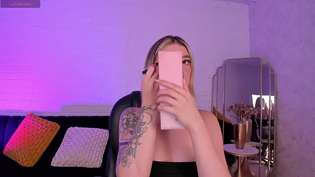 ViolettHansson online show from 12/01/25, 06:13