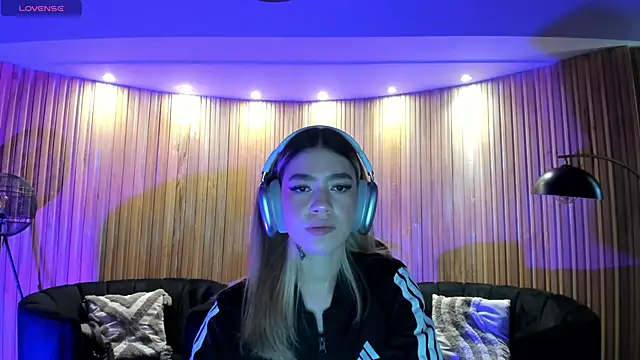 Snapshot of ViolettHansson chatting on 03/12/26, 06:14 ViolettHansson online show from 03/12/26, 06:14