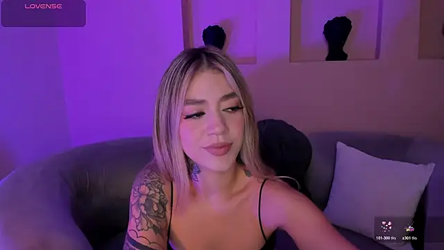 Snapshot of ViolettHansson chatting on 05/02/26, 10:31 ViolettHansson online show from 05/02/26, 10:31
