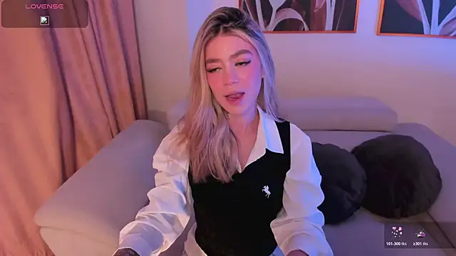 Snapshot of ViolettHansson chatting on 05/30/26, 10:01 ViolettHansson online show from 05/30/26, 10:01