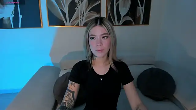 Snapshot of ViolettHansson chatting on 05/31/26, 11:39 ViolettHansson online show from 05/31/26, 11:39