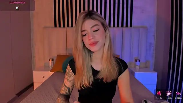 Snapshot of ViolettHansson chatting on 06/17/26, 10:39 ViolettHansson online show from 06/17/26, 10:39