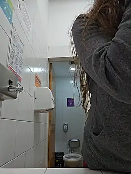 Snapshot of mmmVirginia chatting on 10/25/25, 03:40 mmmVirginia online show from 10/25/25, 03:40