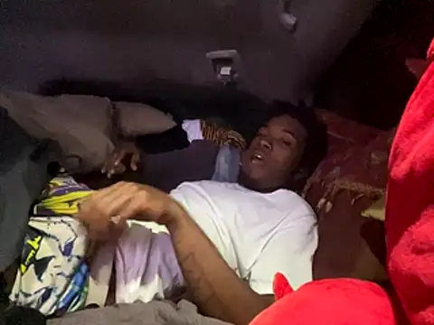 Snapshot of SlimeCrownzOut5 chatting on 10/31/25, 03:18 SlimeCrownzOut5 online show from 10/31/25, 03:18