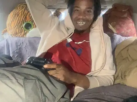 Snapshot of SlimeCrownzOut5 chatting on 11/24/25, 04:29 SlimeCrownzOut5 online show from 11/24/25, 04:29