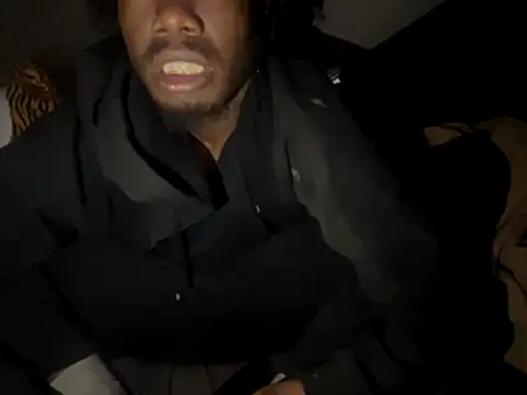 Snapshot of SlimeCrownzOut5 chatting on 11/27/25, 01:24 SlimeCrownzOut5 online show from 11/27/25, 01:24