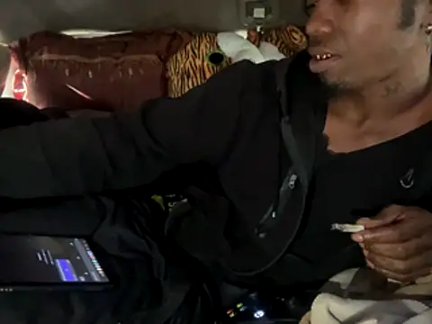 Snapshot of SlimeCrownzOut5 chatting on 12/14/25, 07:40 SlimeCrownzOut5 online show from 12/14/25, 07:40