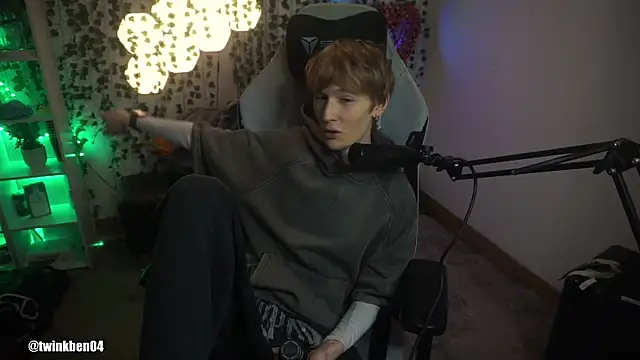 Snapshot of twinkben chatting on 10/02/25, 09:00 twinkben online show from 10/02/25, 09:00