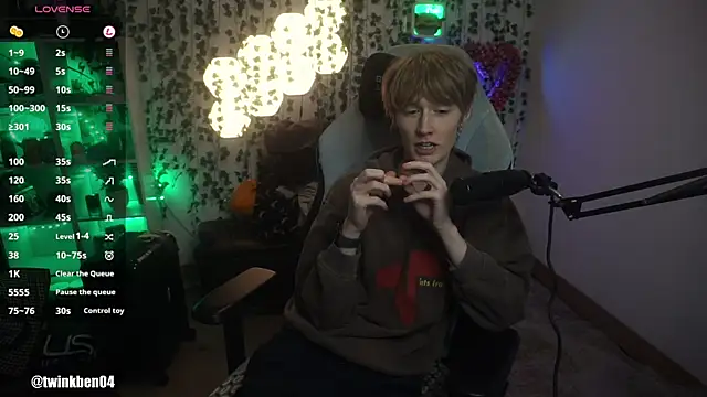 Snapshot of twinkben chatting on 10/08/25, 07:55 twinkben online show from 10/08/25, 07:55