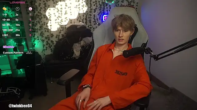 Snapshot of twinkben chatting on 10/09/25, 08:18 twinkben online show from 10/09/25, 08:18