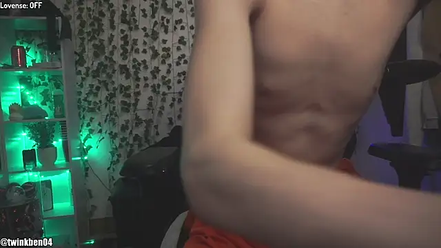 Snapshot of twinkben chatting on 11/16/25, 03:34 twinkben online show from 11/16/25, 03:34