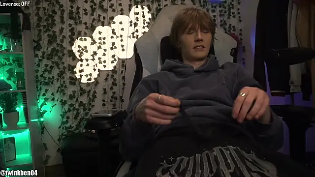 Snapshot of twinkben chatting on 12/14/25, 09:08 twinkben online show from 12/14/25, 09:08