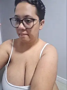 yasminmeyer00 online show from 02/02/25, 07:25