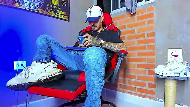 Snapshot of smoker445 chatting on 09/28/25, 12:49 smoker445 online show from 09/28/25, 12:49