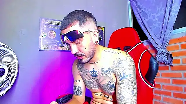 Snapshot of smoker445 chatting on 10/25/25, 08:33 smoker445 online show from 10/25/25, 08:33